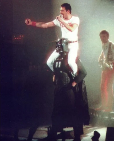 sropo - 1980 rok. Freddie Mercury siedzi na ramionach Dartha Vadera podczas koncertu ...