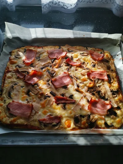 Popo44 - #gotujzwykopem #keto #lowcarb Pizza z cukini, częstować się ( ͡º ͜ʖ͡º)