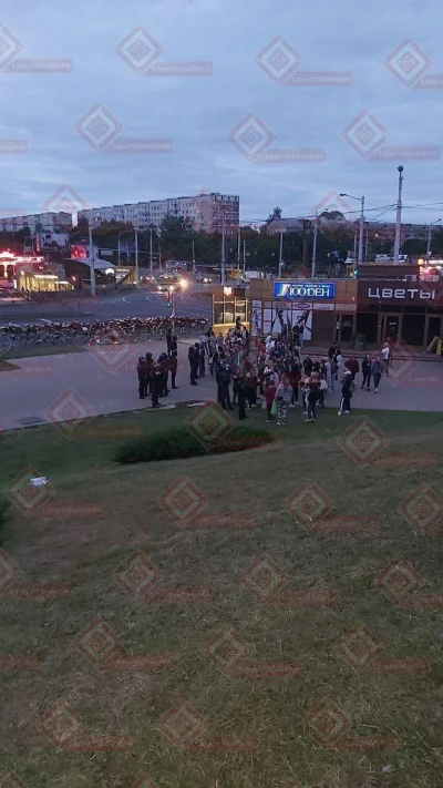 spaduwamamrobote - > Policja podjęła dialog z protestującymi na Puszkinskaja.
 Милици...