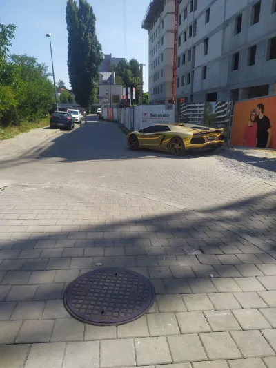 stokrotka364 - Ehhh somsiad znów źle zaparkował xD 
#lamborghini #krakow #heheszki