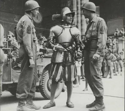 wjtk123 - Amerykańscy żołnierze w czasie rozmowy z członkiem papieskiej gwardii szwaj...