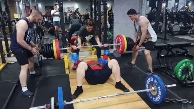 Darksed - Floor press 205kg (z lekką pomocą)
Na siłowni już klima działa więc da się...