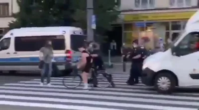 R187 - Policja popycha i zrzuca rowerzystę z roweru, bo stanął na pasach przed homofo...