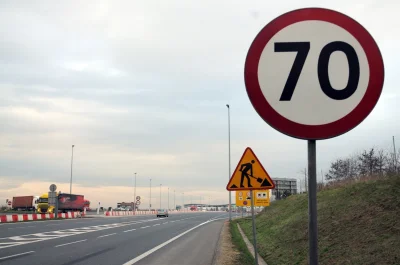 PoteznyMagWody - Teren zabudowany, jedziemy drogą z ograniczeniem do 70 km/h potem je...