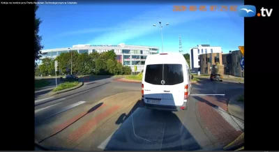 spunky - Gdy bus był już na rondzie, osobówka jeszcze na niego nie wjechała. Policjan...