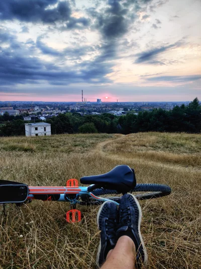 BenekTG - Wschód słońca ( ͡° ͜ʖ ͡°) 

#rower #rowery #mtb #krakow