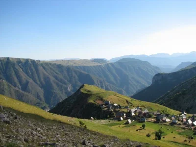 Krupier - Lukomir - jedna z najwyżej (ok. 1500 m n.p.m) położonych i najbardziej odiz...