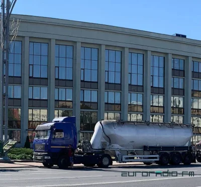N.....s - > Minsk. A FLOUR TRUCK was driven to Independence Square! Who knows how to ...