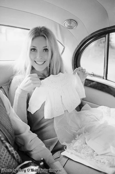 myrmekochoria - Sharon Tate trzyma piżamę dla dziecka, 1969. Trzy dni później zostani...