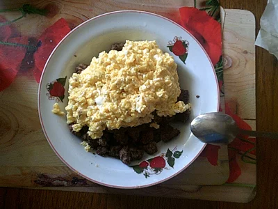 anonymous_derp - Dzisiejsze śniadanie: Jajecznica z 6 jaj na maśle, smażona mielona w...