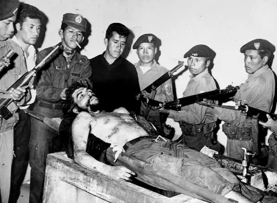 jaxonxst - 9 października 1967 roku, La Higuera, Boliwia. Ciało zabitego Che Guevary....