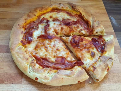 acidd - Zrobiłem pierwszą #pizza w życiu (｡◕‿‿◕｡) może nie jest najpiękniejsza (i naj...