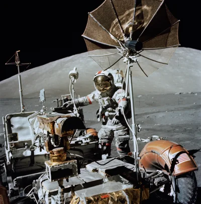 myrmekochoria - Astronauta Eugene A. Cernan przy pojeździe LRV podczas misji Apollo 1...