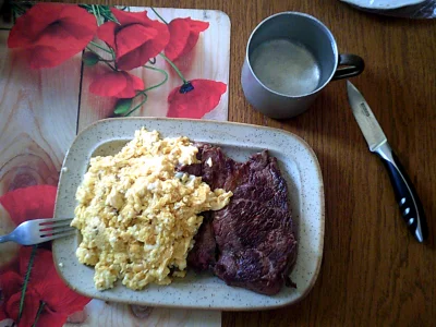 anonymous_derp - Dzisiejsze śniadanie: Smażony kark wołowy, jajecznica z 7 jaj na maś...