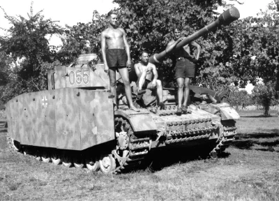 royal_flush - @kzxx: Na pierwszym planie PzBfWg. IV Ausf. G nr '055', który przebudow...