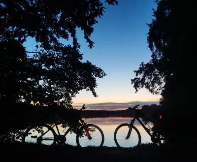 dwa__fartuchy - Nie ma to jak rowerki wieczorową porą (｡◕‿‿◕｡)

#rower #poznan #laz...