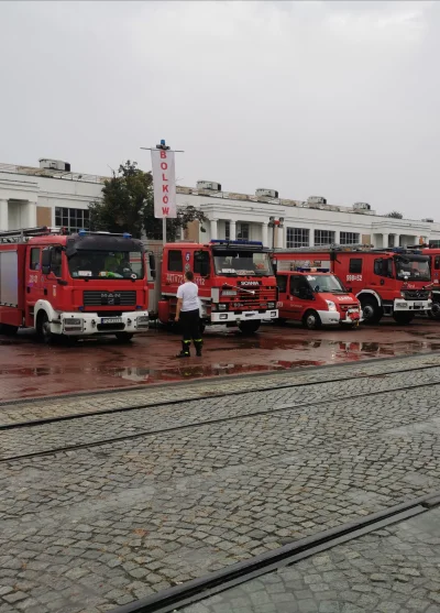 dwa__fartuchy - W Poznaniu trwa zlot czerwonych samochodów (｡◕‿‿◕｡)
Choć strażacy ni...
