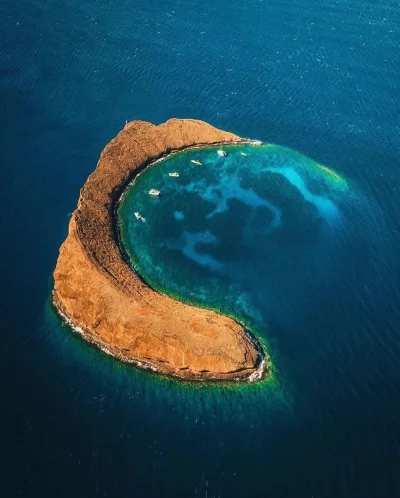 Pani_Asia - Molokini − wulkaniczny krater w kształcie księżyca u wybrzeży wyspy Maui ...