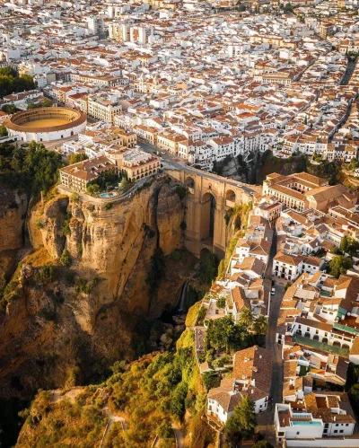 wariatzwariowany - Ronda, zwana "białym miastem", Andaluzja, Hiszpania

(opis z int...