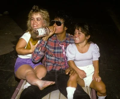 myrmekochoria - Michael Jackson pijący wódkę z dwoma karlicami.

#starszezwoje - ta...