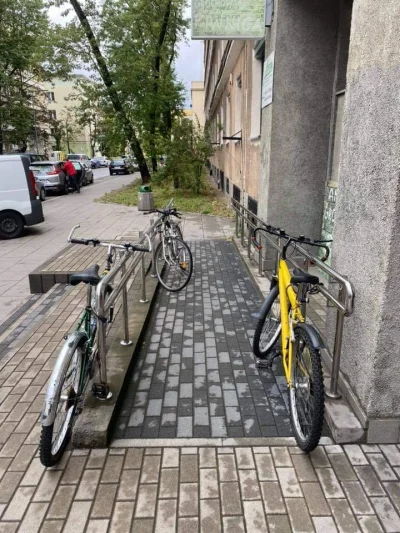 alteron - Źli kierowcy parkują na miejscach parkingowych dla niepełnosprawnych 
Źli r...