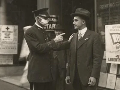 myrmekochoria - Policjant poucza mężczyznę za nie noszenie maski podczas pandemii gry...