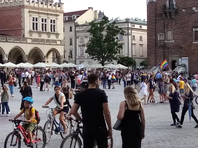 Jegwan - W Krakowie LGBT i ich przeciwnicy. Póki co spokojnie, pełno policji. Będę ak...