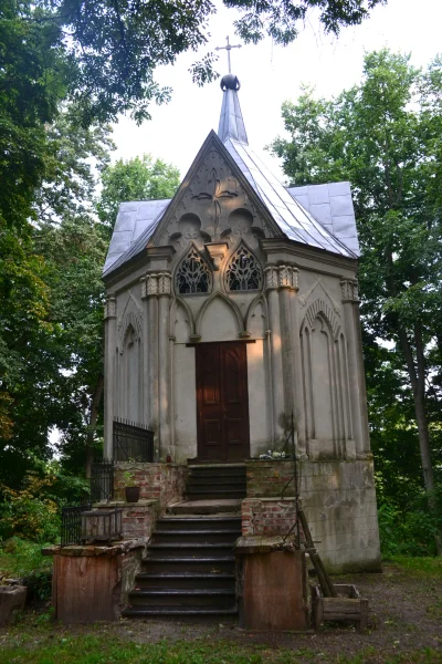 KubaGrom - Kaplica grobowa Modrzejewskich w Neplach
Neogotycka kaplica (ok. 1825 r.)...