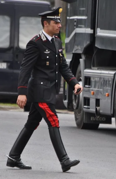 S.....S - @DragRacer: jakieś średnie te pulloverki :/ a ogólnie Carabinieri wyglądają...