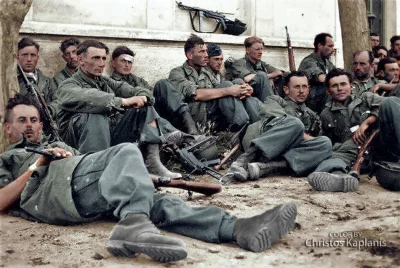 wojna - Zmęczeni niemieccy spadochroniarze podczas przerwy w walce, Kreta, Grecja.

...