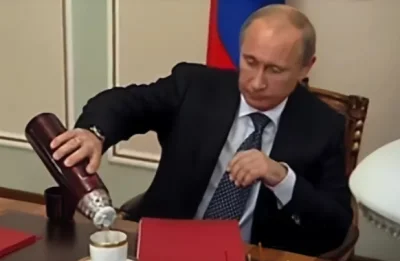 RFpNeFeFiFcL - @Saburo: 

Śmichy-chichy, ale Putin od lat jeździ wszędzie z własnym ...