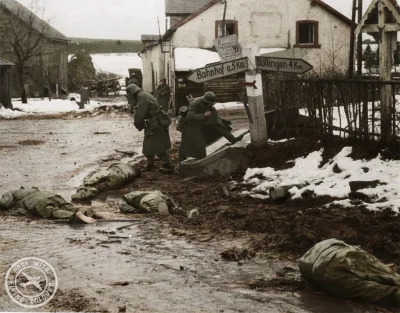 wojna - Niemieccy żołnierze z 12.Dywizji Grenadierów Ludowych, zdejmują buty i inny s...