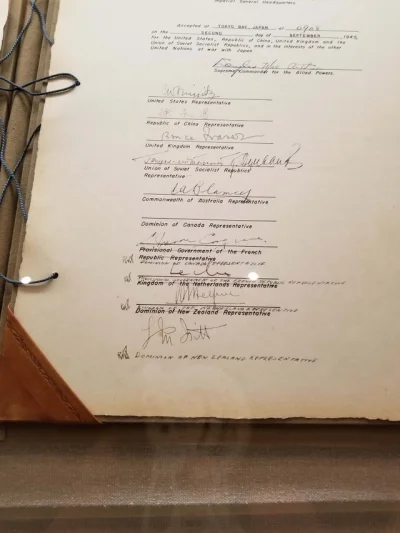 Polasz - Kanadyjczyk podpisuje dokument o kapitulacji Japonii w 1945 roku w niewłaści...