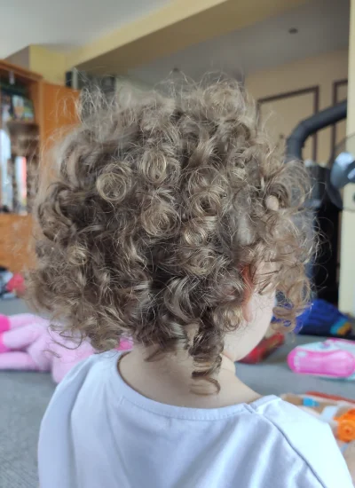 Sylwunia - Błagam mirabelki pomóżcie. Moja 3 letnia córka ma mocno kręcone włosy i po...