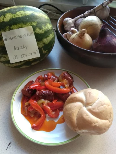 kazly - Wykonanie: 

Kiełbasę nacinamy w jeża, a następnie kroimy w kilku centymetr...