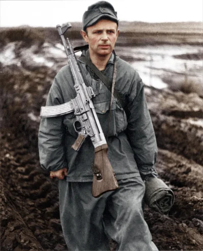 wojna - Niemiecki Gerbirgsjäger (strzelec alpejski) uzbrojony w karabin Sturmgewehr 4...