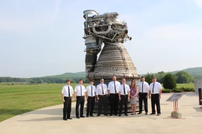 Rski - @Felerowski: dla porównania tutaj inżynierowie przy silniku F1 Saturna V, któr...