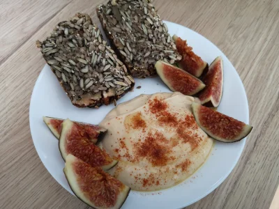 jancelek - #gotujzwykopem śniadanie podano, chleb życia/humus/figa, smacznego ( ͡° ͜ʖ...