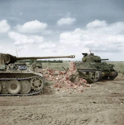wojna - Czołg Sherman z 24. Pułku Lancers, 8 Brygada Pancerna, mija uszkodzony niemie...