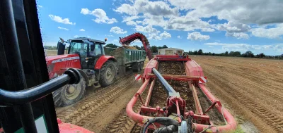 Adams88878 - Kolejny pracowity dzień na polu. Pozdrawiam mireczki ze swojego "biura" ...