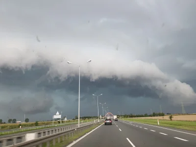 artorrotorro - Złapane na A4 w kierunku na Wrocław jakoś koło 16 (ʘ‿ʘ)

#burza #wrocl...