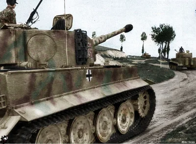 wojna - Kolumna niemieckich czołgów Panzer VI 'Tiger' ze słynnego 101. Batalionu Czoł...