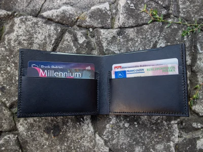 CasualMirek - Czarny portfel z czterema przegródkami na karty oraz jedną na banknoty....