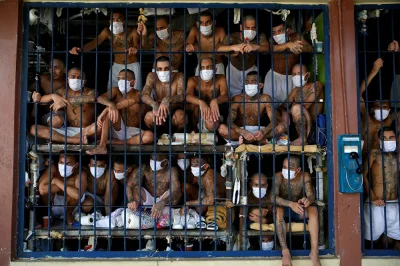 k.....x - Więzienie w Quezaltepeque w Salwadorze. Maski są, z dystansem trochę gorzej...