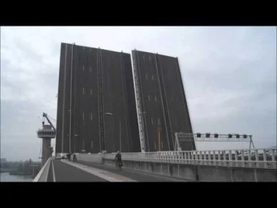 Amfidiusz - @Frijheid w 0.30 otwiera się most na jednej z głównych autostrad kraju. S...