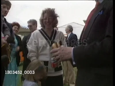 zwirz - Rok 1990 - brytyjski minister rolnictwa John Selwyn Gummer próbujący nakarmić...