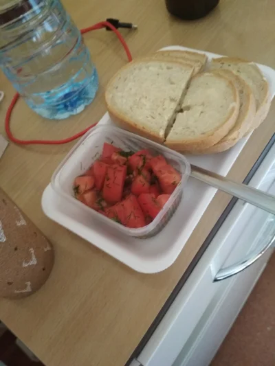 KurzeJajko - @KurzeJajko: dorzucam kolację ze szpitala w postaci 3 kromek chleba z ma...
