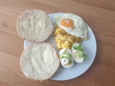 314159 - śniadanie do oceny. jajecznica z jajkiem sadzonym i jajko na twardo. #gotujz...