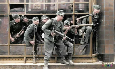 wojna - Niemieccy żołnierze z 36. Dywizji Grenadierów SS 'Dirlewanger' w oknie kamien...