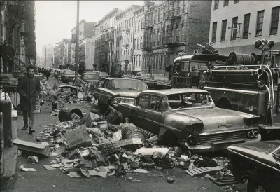 myrmekochoria - Chevy Bel Air (1958) na poboczu ulicy zaraz obok sterty śmierci, Nowy...